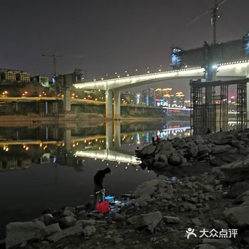 晚饭过后没啥事，来嘉陵江边走走，吹吹微风，江景自然是