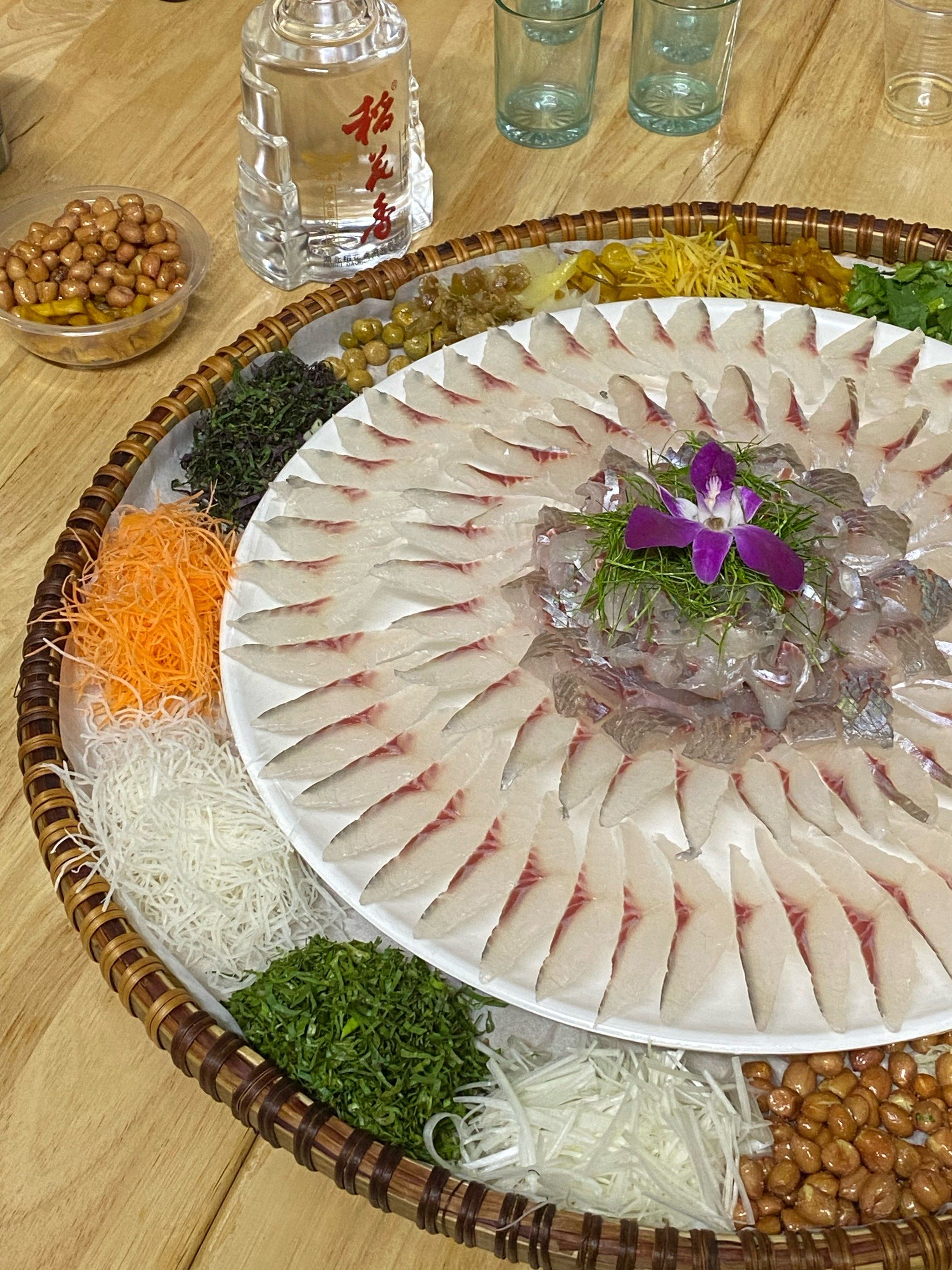 大口享受鱼生之美 黄师傅横县鱼生