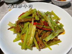 芹菜炒牛肉-雷泰泰台式胡椒虾(滨江金铂湾店)