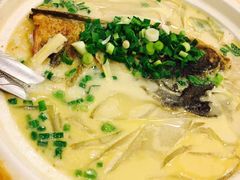 招牌秘制鱼头砂锅-老大同酒家·糟卤·本帮菜(中山公园店)