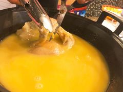 浓厚原只鸡煲花胶汤-鲜入围煮花胶鸡海鲜火锅