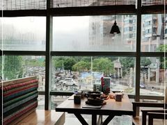 靠窗位-蜜桃餐厅·伴山(湖滨商业街店)