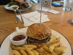 经典手打牛肉堡-龙治汉堡(中华城店)