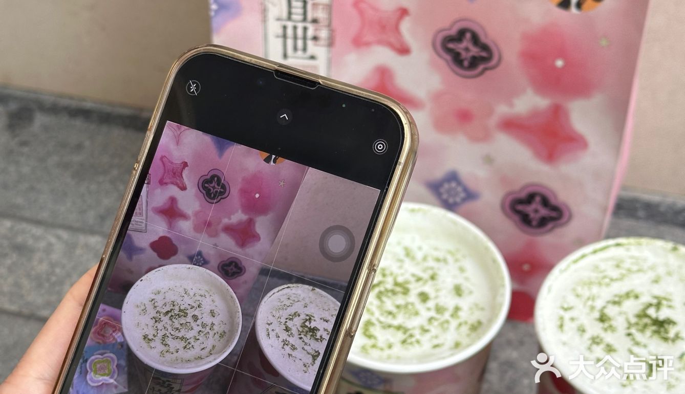 第一次喝茶理宜世就被惊到了 不愧是店员推荐的荔枝季新品