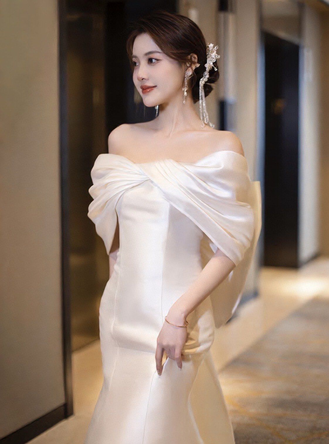 一眼惊艳的缎面鱼尾一字肩婚纱礼服