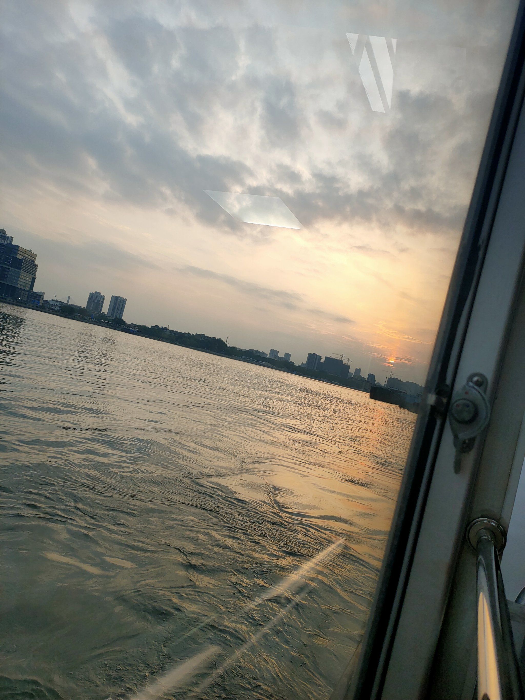 游艇湖面悠闲行