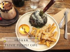 瀑布芝士汉堡-FLOVIE FLORIST CAFE