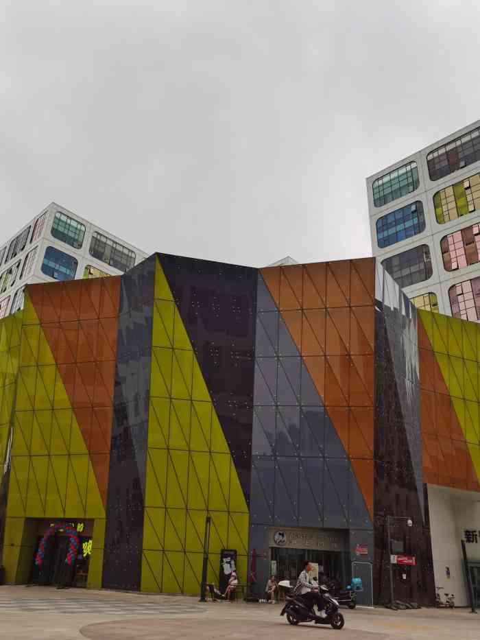 北京时代广场-"良乡大学城地铁站边上,一片绚丽的小楼群太.