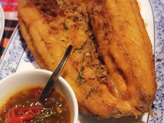 盐烤鱼-卷心菜和避孕套餐厅(Pattaya)