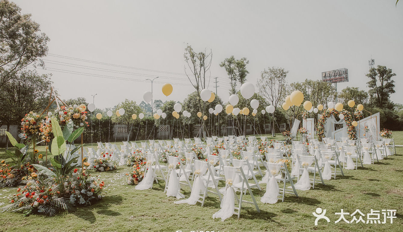 150人左右的小清新户外婚礼💛