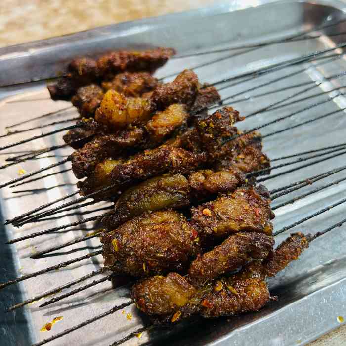 阿龙烧烤(小南门店)-"去西安旅游看到这家人挺多的,不到他家为啥.