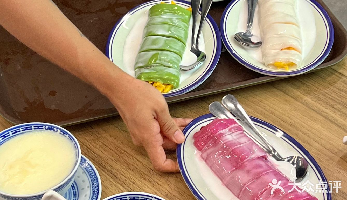 胡同里全是街坊叔叔阿姨的店，别提多正宗了