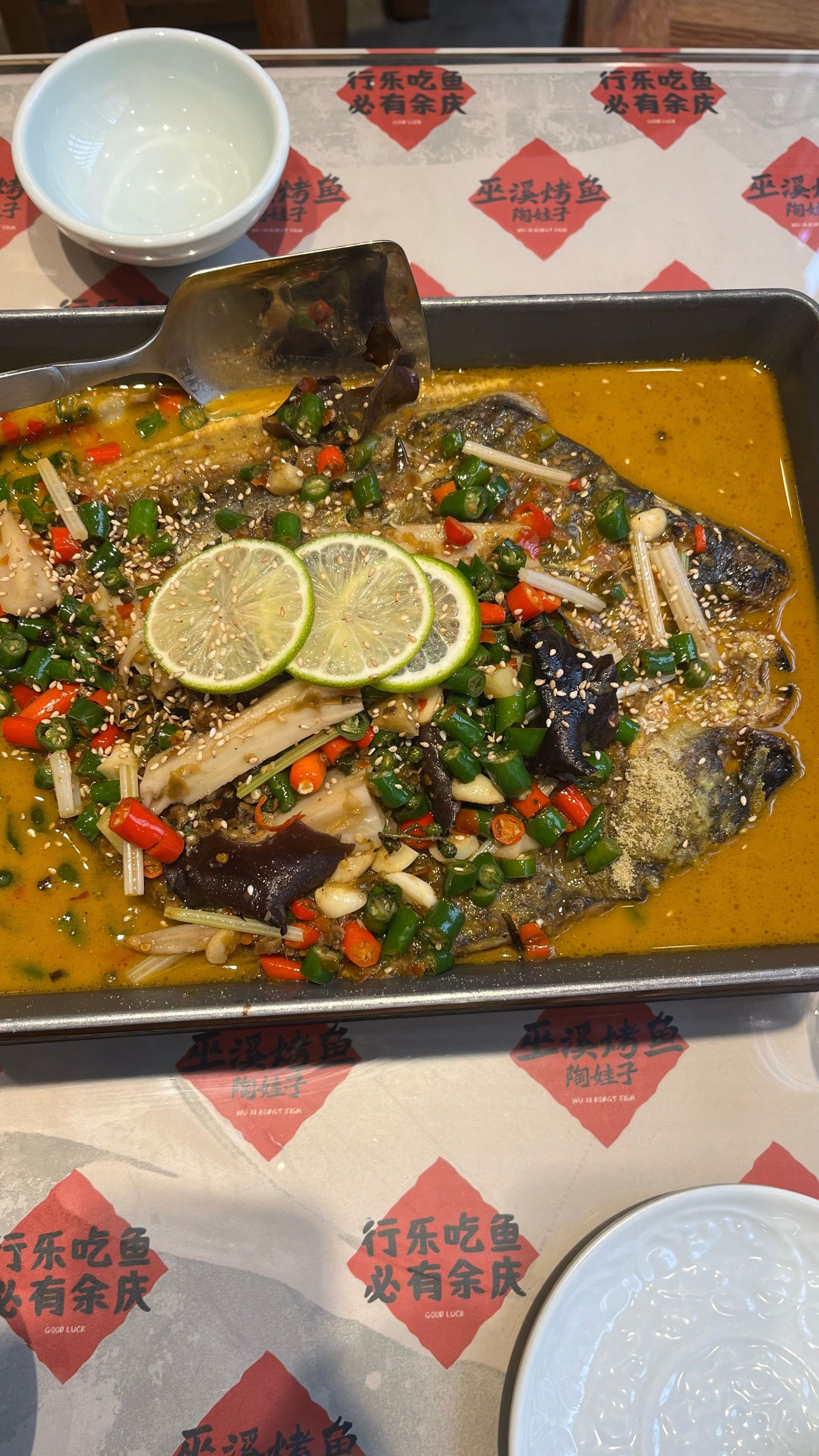 大宁河青花椒烤鱼太好吃了,烤鱼很入味,鱼皮特别好吃,放了柠檬,更清爽