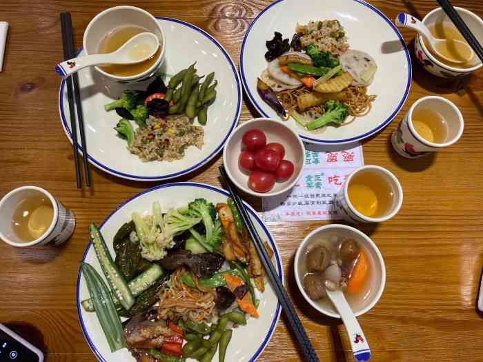 每次拜拜完下山都通往观音寺的那家素食馆,人均30,自助餐,管饱每?