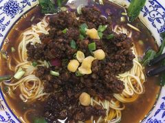 特色炸酱面-渝之汇牛肉豌杂面