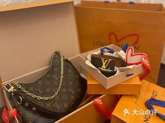 后来小姐姐介绍了新款的腋下包 试背后拿下 哈哈哈