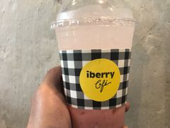 草莓气泡水-莓园冰淇淋店