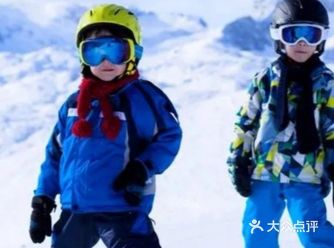 滑雪的小宝宝也太棒了吧，心都要萌化了