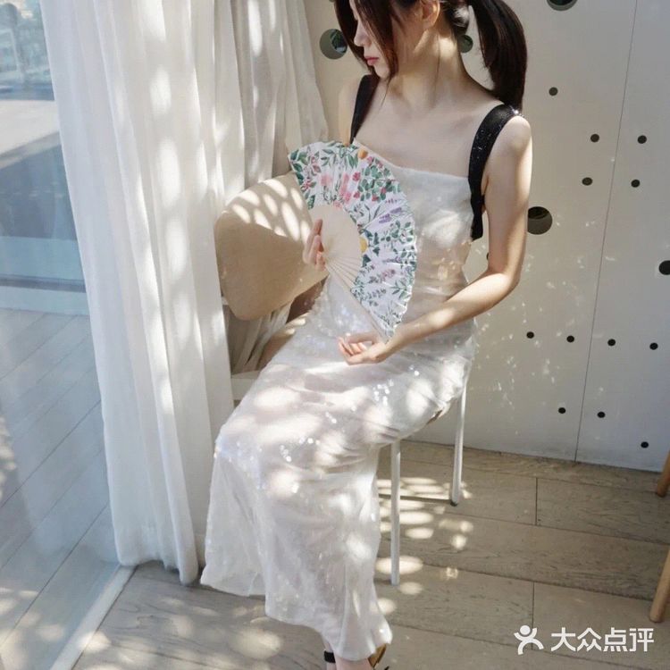 子妤探店 花厨餐厅居然可以YSL补妆收花束