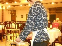 服务员在做浇汤面-乾州食府(小雁塔店)