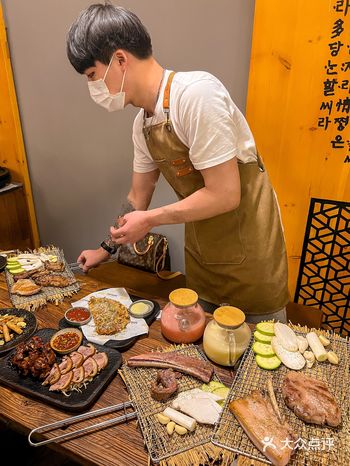 韩国帅哥在成都新开的烤肉店！稻草初熏好香！！