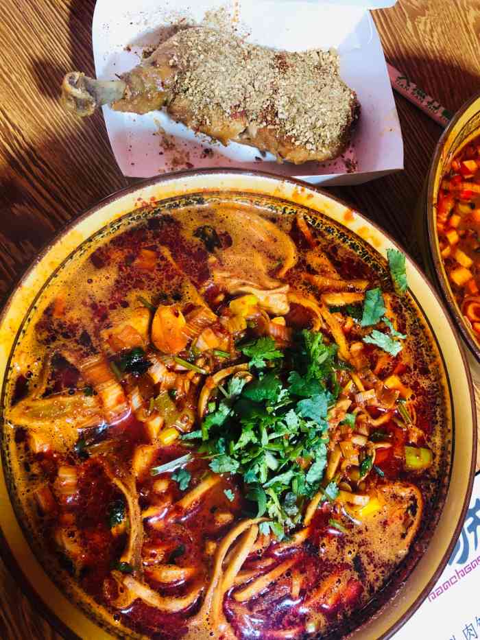 每次回韩城必刷民杨夜市不管冬夏先来一碗热气腾腾的老九羊头肉饸络