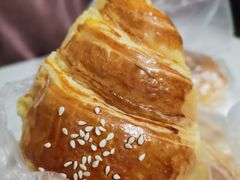 牛角肉松包-美嘉华面包西饼店(红胜坊店)