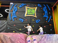 -爱蹦iBOON蹦床运动馆(江汉店)