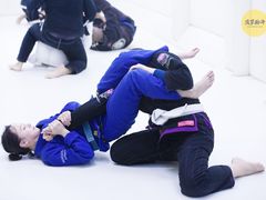 -菠萝格斗巴西柔术训练馆