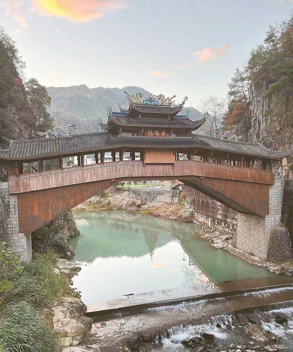 不到3公里长的溪流之上,屹立着飞云桥,升平桥,仙宫桥,登云桥4座廊桥