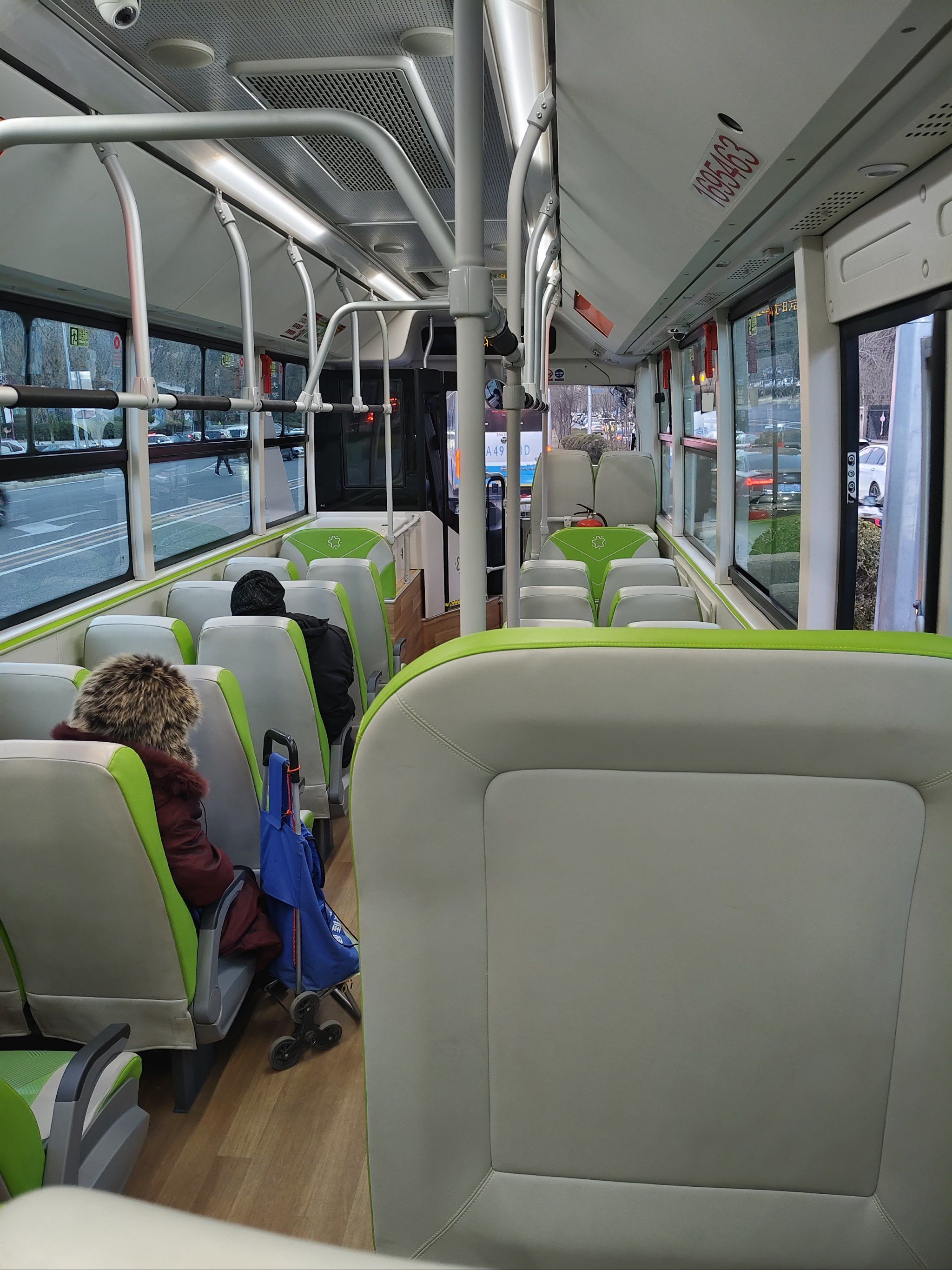 新版公交车开始上路了