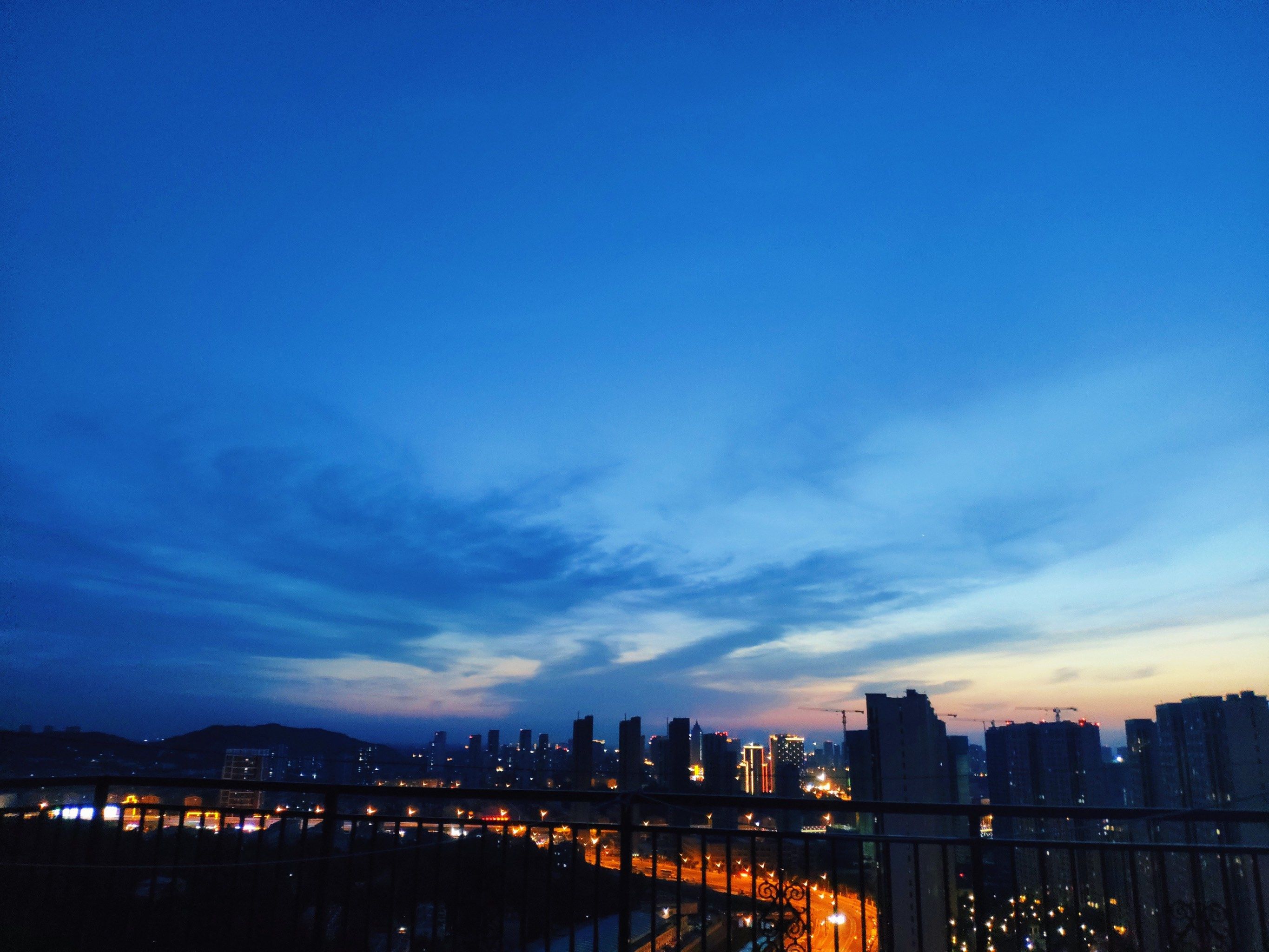 傍晚天空的孤独旅者