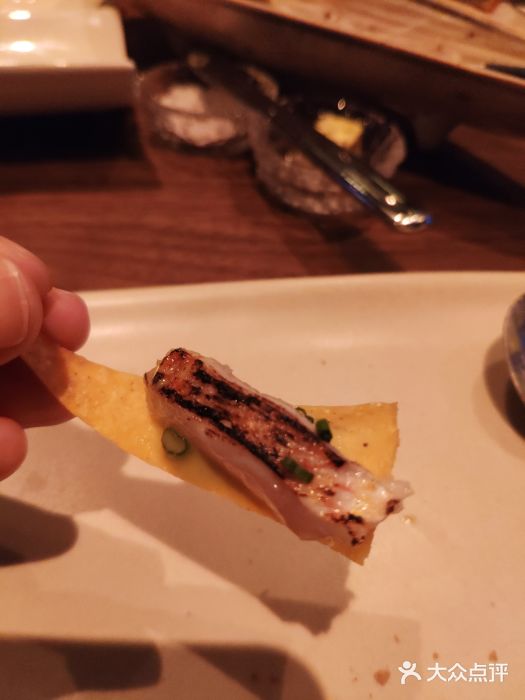 FOGO岩烤半生红梭鱼配传统南美香料汁图片