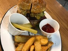 烤菠萝牛肉汉堡-HELLO 27 意面·沙拉·帕尼尼