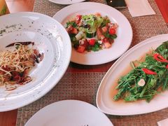 -Chom Cafe and Restaurant