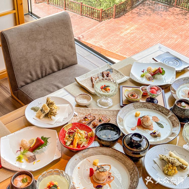 坐在窗边就可以看到南湖的风景