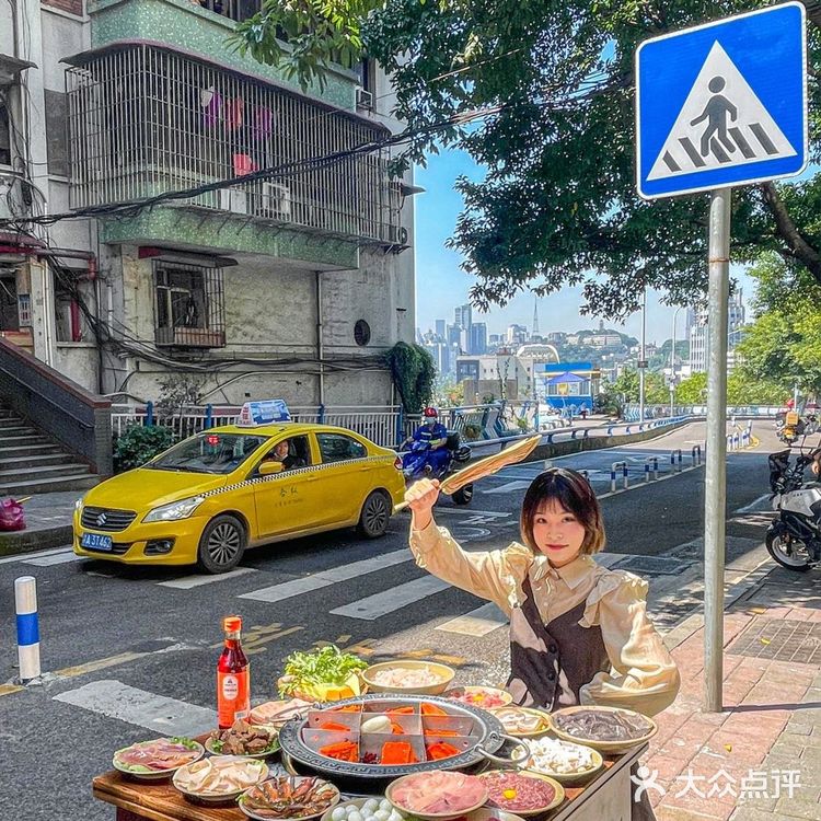 重庆彩虹阶梯旁的居民楼老火锅‼️人间烟火气