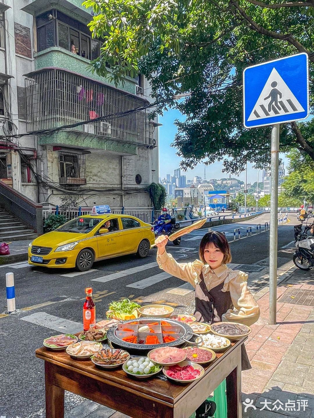 重庆彩虹阶梯旁的居民楼老火锅‼️人间烟火气