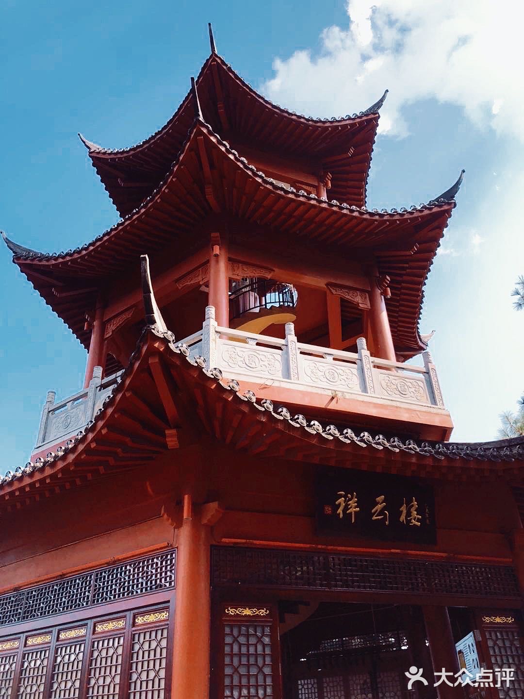 - 玻璃桥：全透明高空景观玻璃桥，达168米