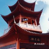 - 玻璃桥：全透明高空景观玻璃桥，达168米