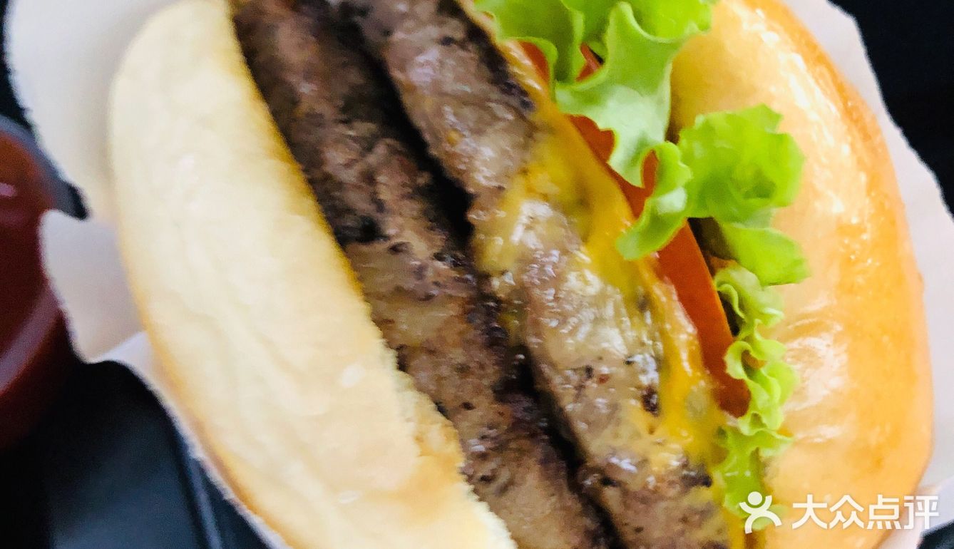 牛肉汉堡，确实不错。有芝士的香味，有洋葱的陪伴。一个