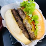 牛肉汉堡，确实不错。有芝士的香味，有洋葱的陪伴。一个