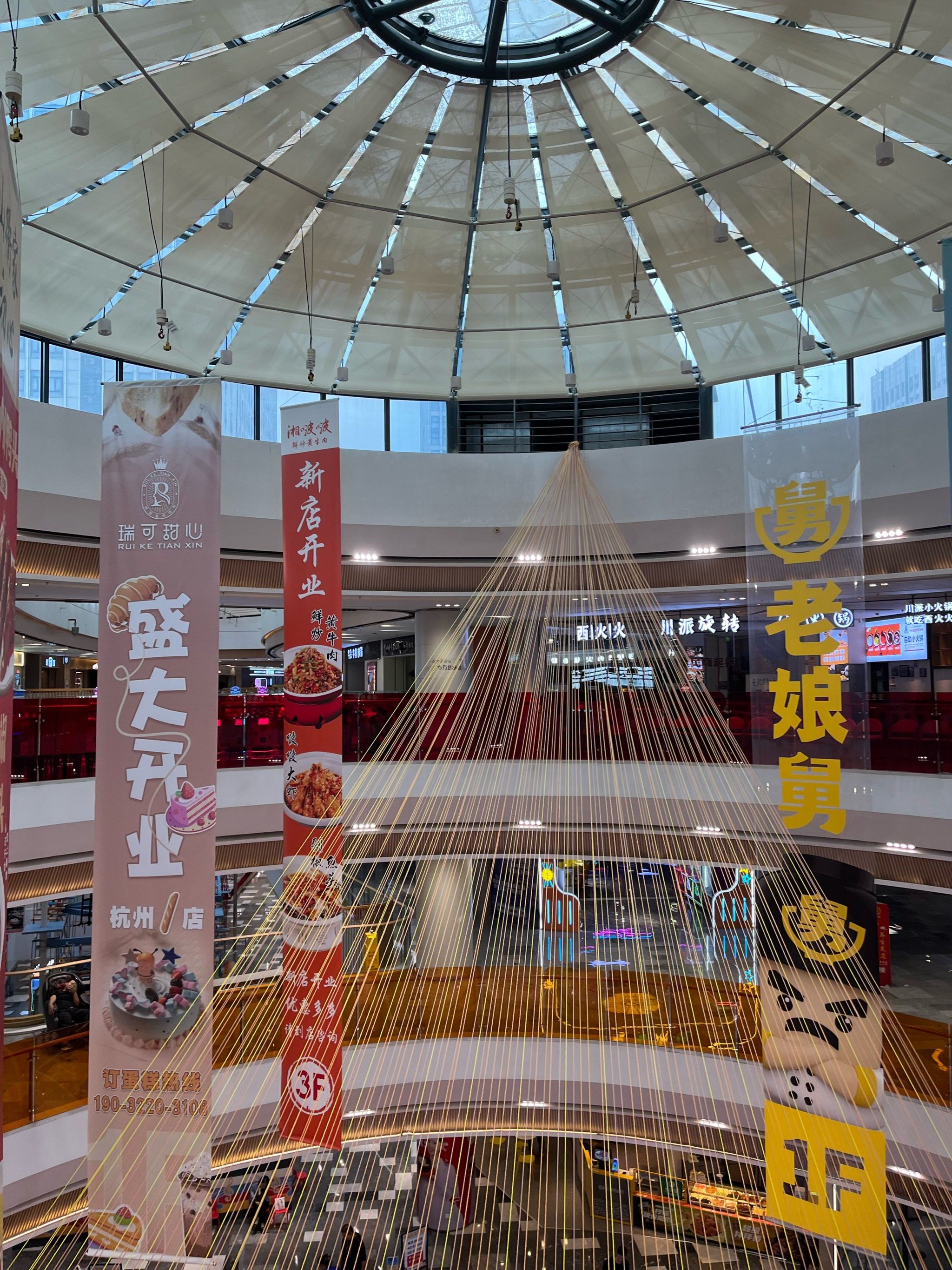 大江东宝龙广场现在主要以美食为主了,服饰和其他店都很少了,海底捞