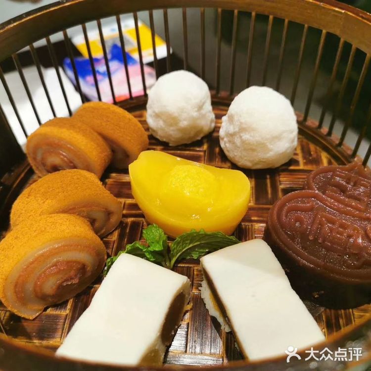 这里面是有各式各样的甜点，吃起来不是很腻