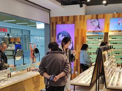 -LOOK眼镜·蔡司依视路配镜(宝山万达店)