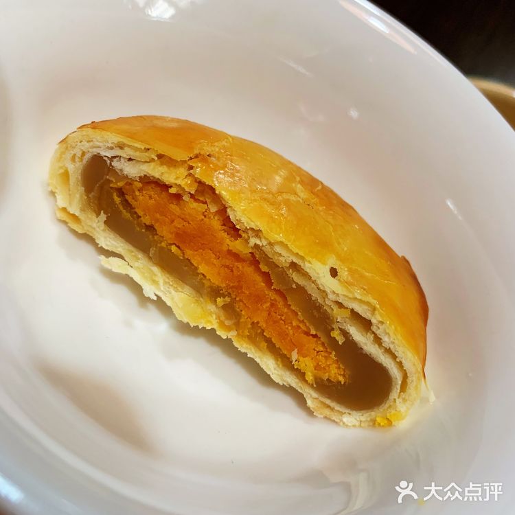 这种月饼保质期只有☞5天，所以一拿到手，便开吃