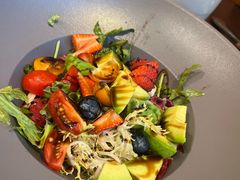 牛油果鲜莓沙拉-北京华彬费尔蒙酒店·刃餐厅