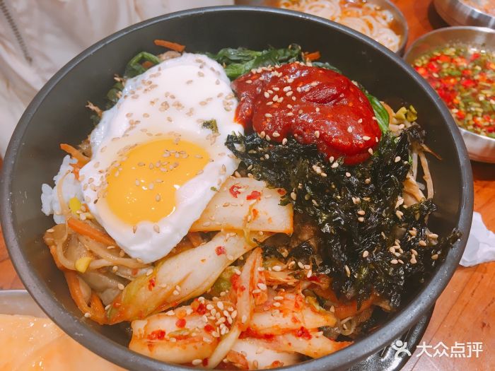 原始泥炉烤肉石锅拌饭图片