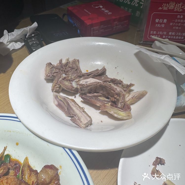 地方菜 本地老店 跟到导航来的 店里面坐满了客人