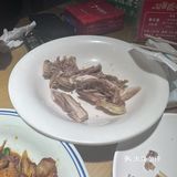 地方菜 本地老店 跟到导航来的 店里面坐满了客人